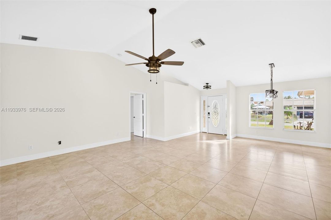 待售: $435,000 (3 贝兹, 2 浴室, 1427 平方英尺)