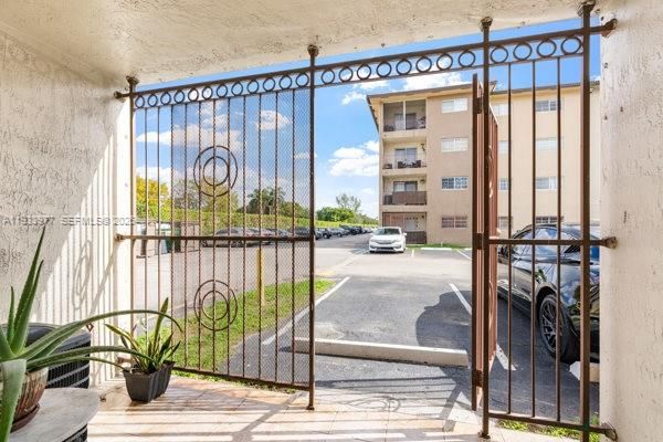 На продажу: $270,000 (2 спален, 1 ванн, 920 Квадратных фут)