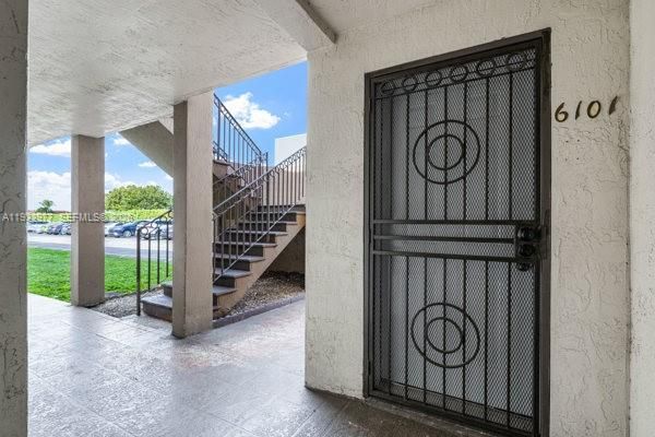 На продажу: $270,000 (2 спален, 1 ванн, 920 Квадратных фут)