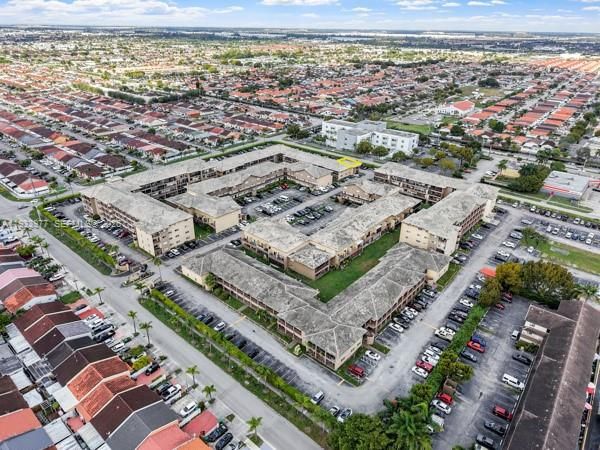 На продажу: $270,000 (2 спален, 1 ванн, 920 Квадратных фут)