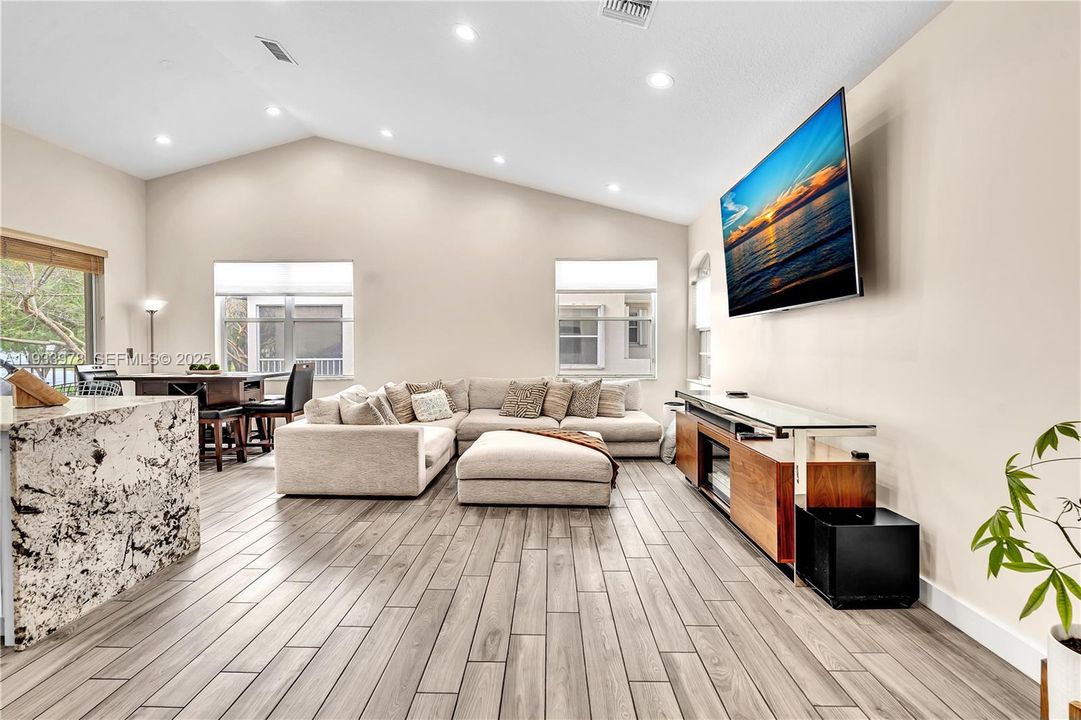 出租: $3,900 (3 贝兹, 2 浴室, 1778 平方英尺)