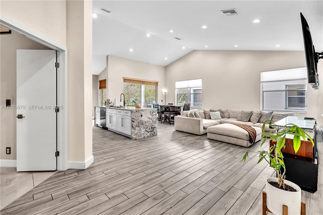 出租: $3,900 (3 贝兹, 2 浴室, 1778 平方英尺)