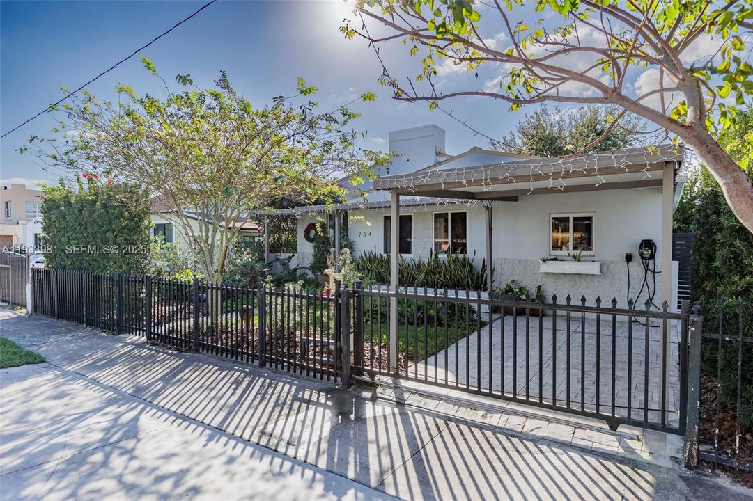 待售: $650,000 (4 贝兹, 3 浴室, 1643 平方英尺)