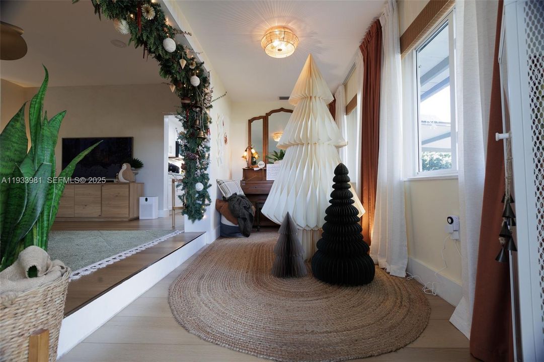 Front door entryway / Den