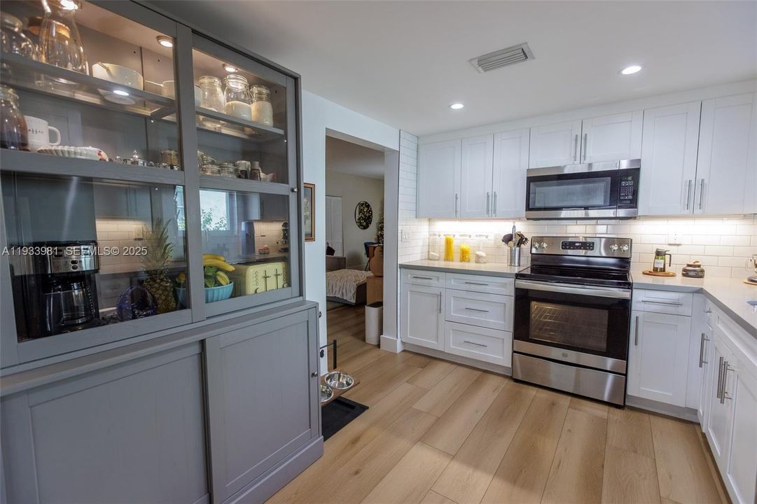 待售: $650,000 (4 贝兹, 3 浴室, 1643 平方英尺)