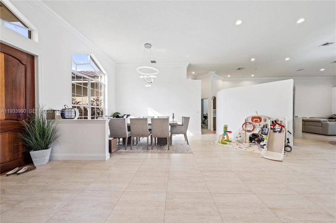 En Venta: $1,325,000 (5 camas, 3 baños, 2644 Pies cuadrados)