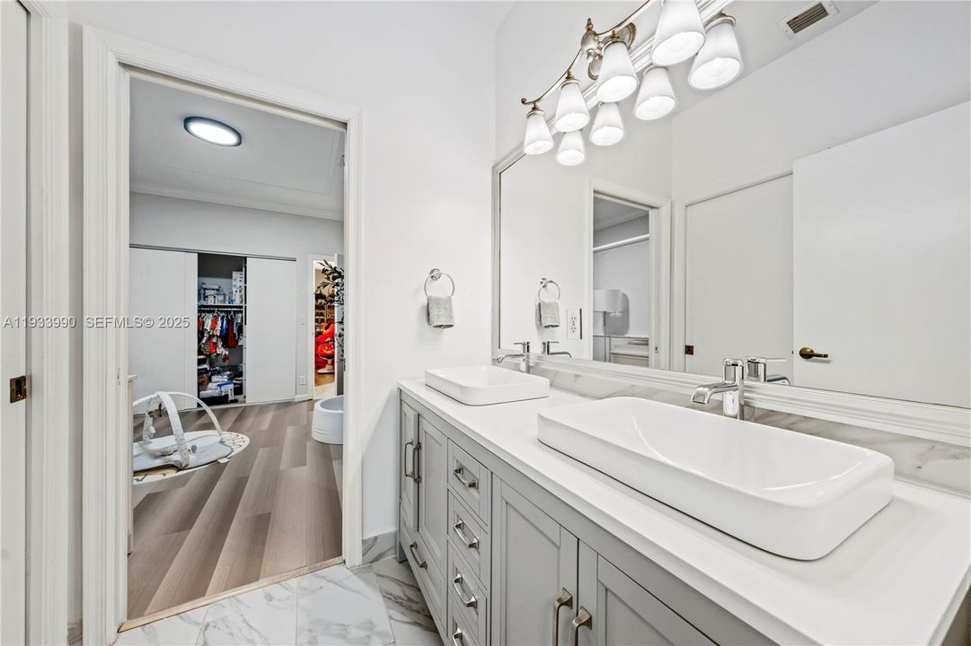 En Venta: $1,325,000 (5 camas, 3 baños, 2644 Pies cuadrados)