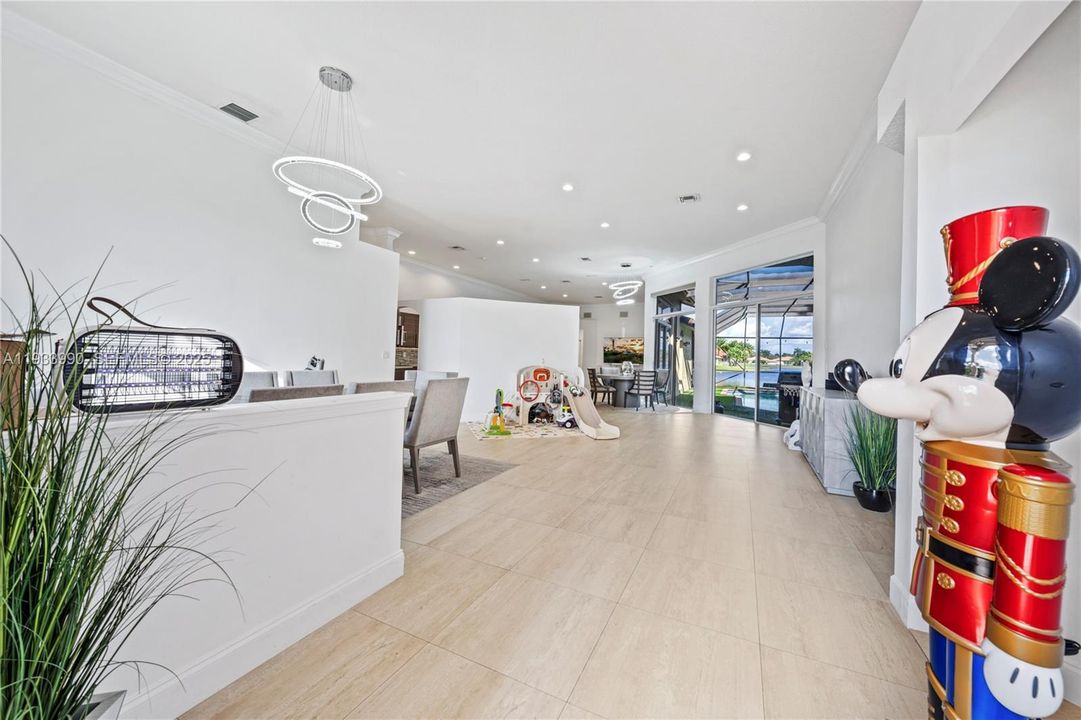 En Venta: $1,325,000 (5 camas, 3 baños, 2644 Pies cuadrados)