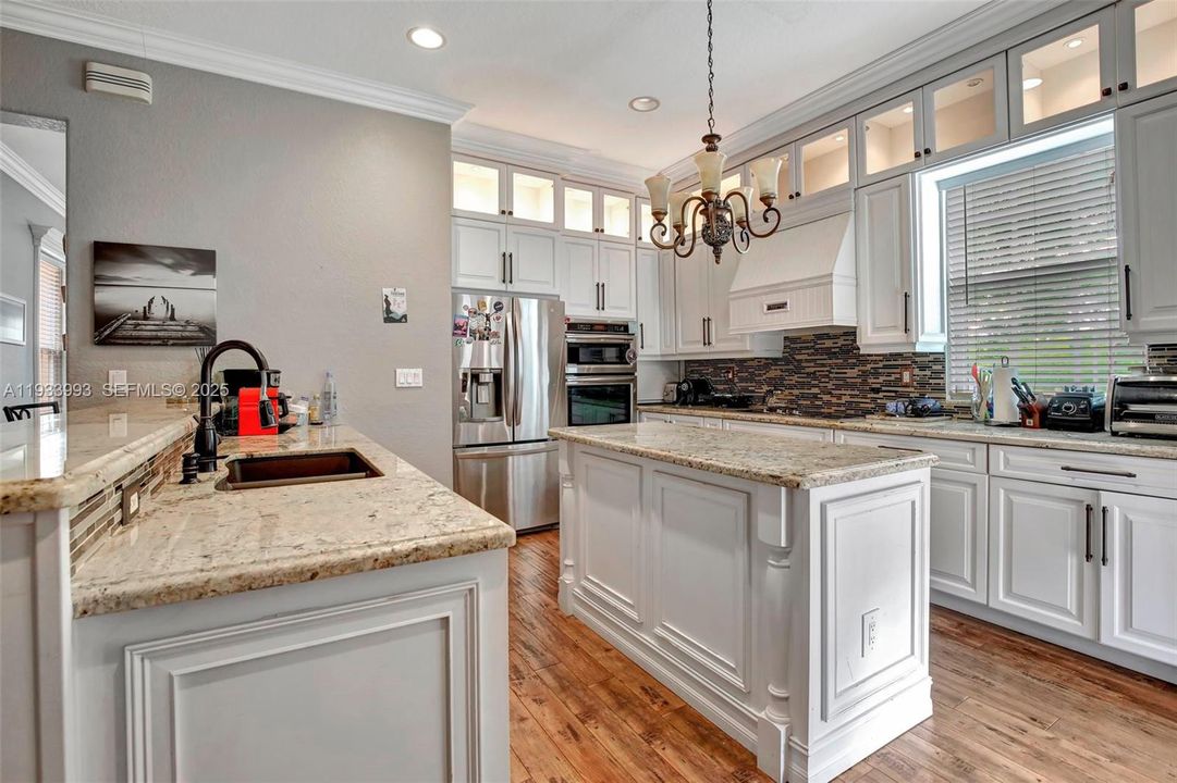 For Rent: $3,600 (3 beds, 2 baths, 2320 Square Feet)