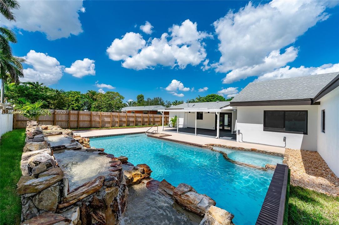 For Sale: $1,027,000 (4 beds, 3 baths, 1905 Square Feet)