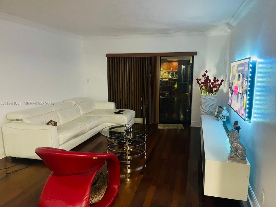 В аренду: $1,900 (1 спален, 1 ванн, 710 Квадратных фут)