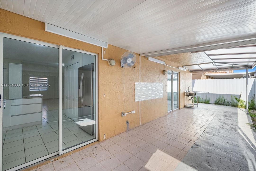 На продажу: $350,000 (2 спален, 2 ванн, 1110 Квадратных фут)