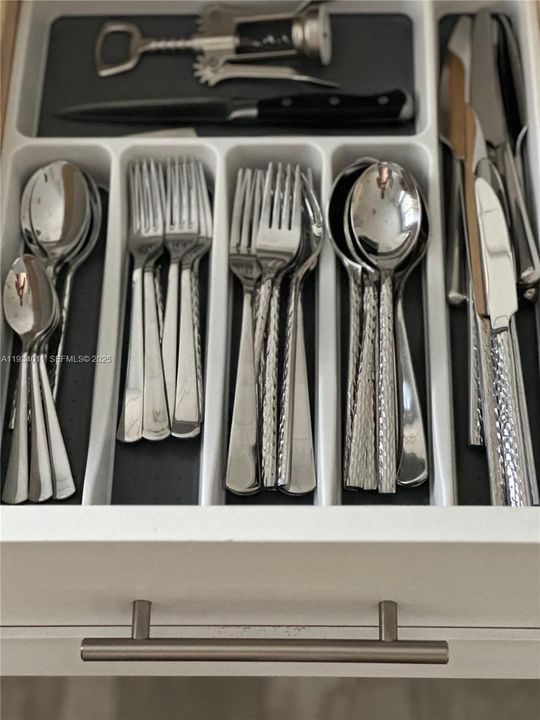 For Sale: $939,900 (3 beds, 2 baths, 1325 Square Feet)