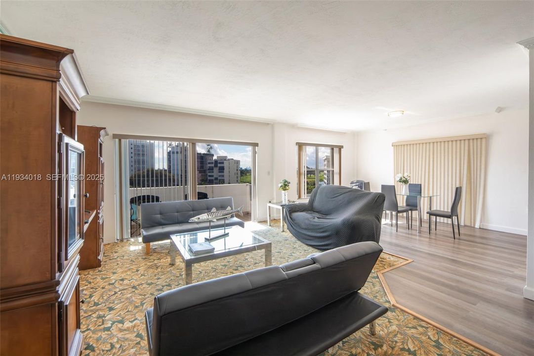 En Venta: $335,000 (1 camas, 2 baños, 1275 Pies cuadrados)