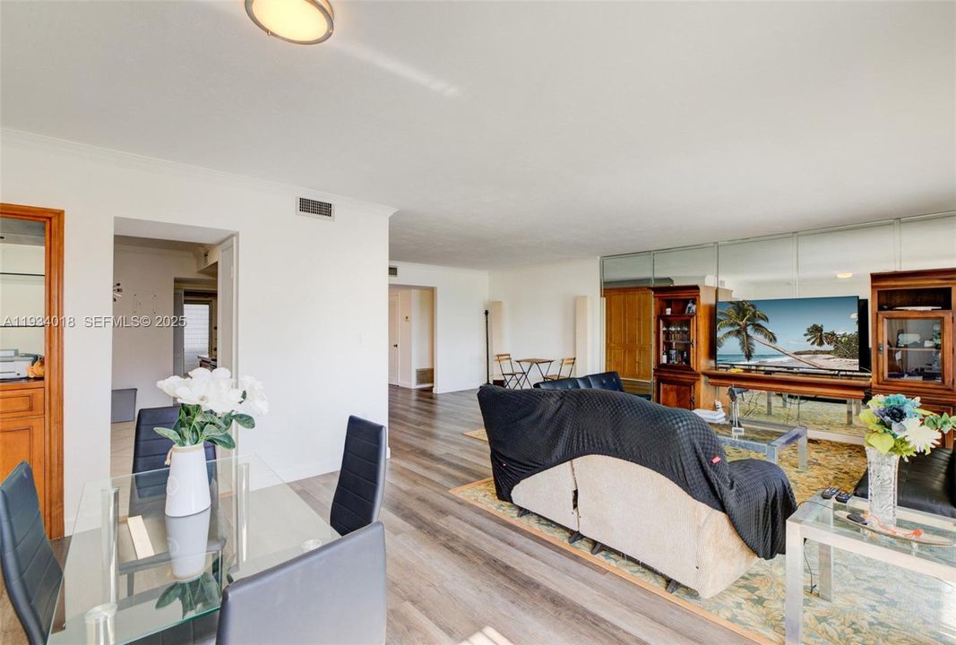 En Venta: $335,000 (1 camas, 2 baños, 1275 Pies cuadrados)