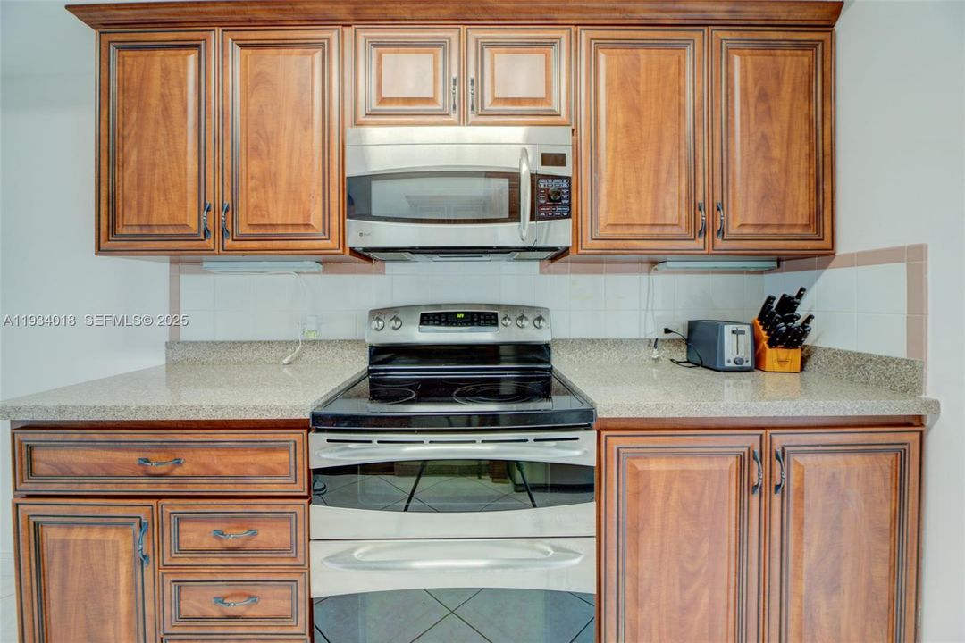 En Venta: $335,000 (1 camas, 2 baños, 1275 Pies cuadrados)