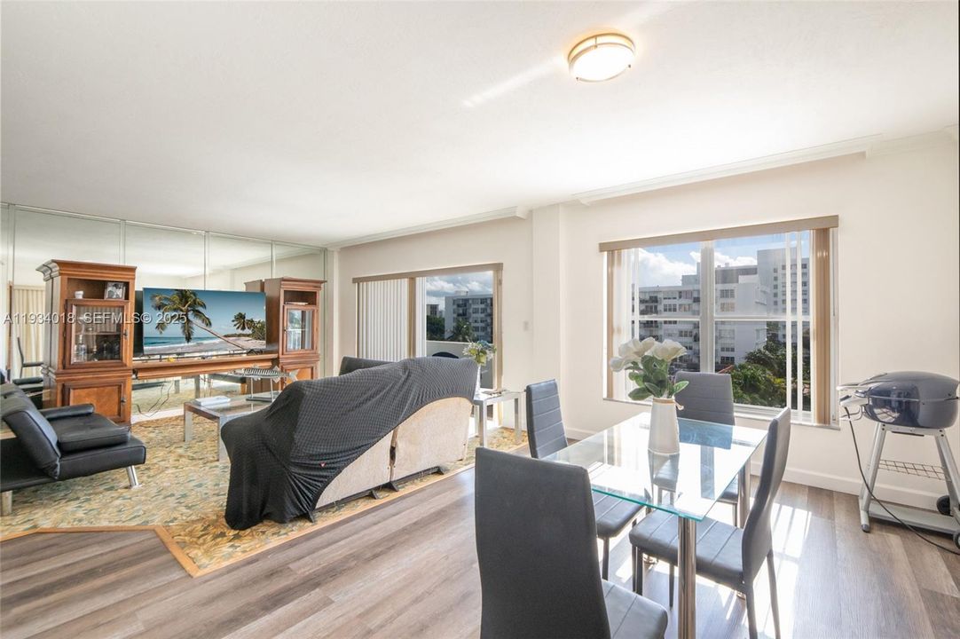 En Venta: $335,000 (1 camas, 2 baños, 1275 Pies cuadrados)