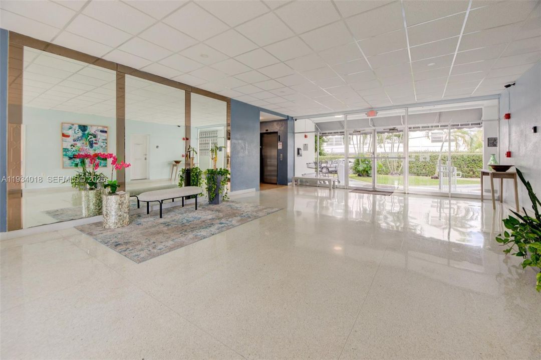 En Venta: $335,000 (1 camas, 2 baños, 1275 Pies cuadrados)