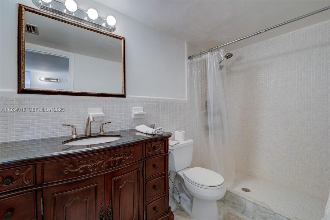 En Venta: $335,000 (1 camas, 2 baños, 1275 Pies cuadrados)