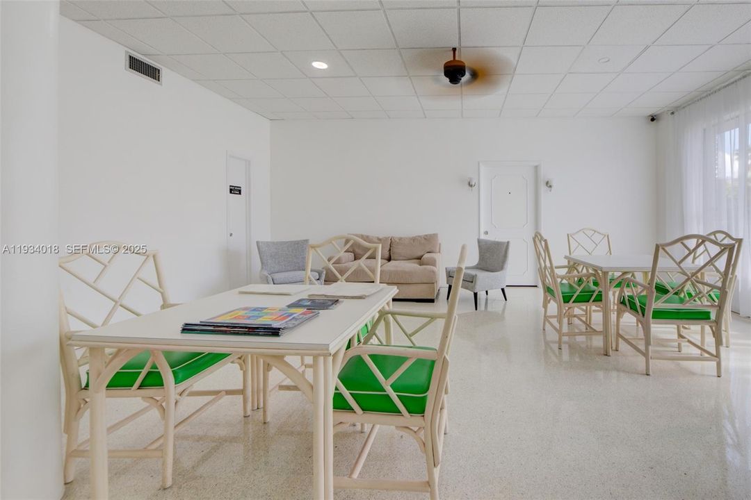 En Venta: $335,000 (1 camas, 2 baños, 1275 Pies cuadrados)