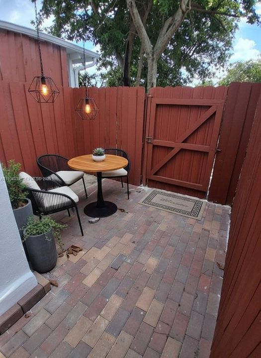 For Rent: $1,850 (1 beds, 1 baths, 1231 Square Feet)