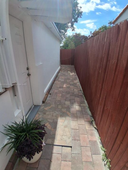 For Rent: $1,850 (1 beds, 1 baths, 1231 Square Feet)