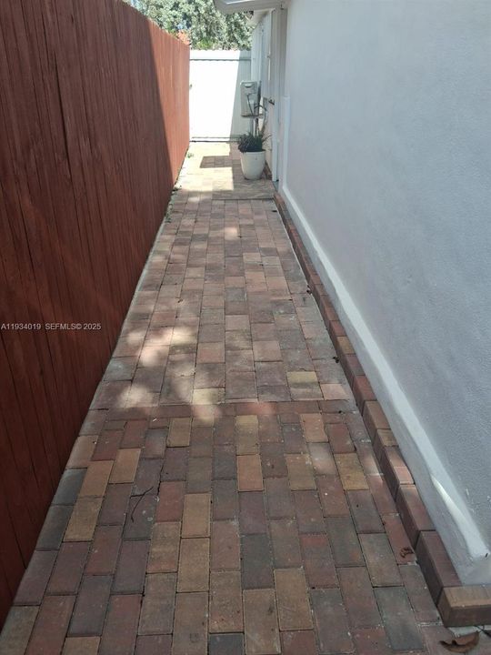 For Rent: $1,850 (1 beds, 1 baths, 1231 Square Feet)