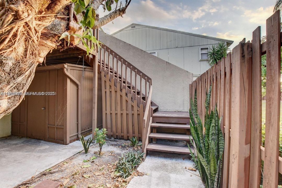 На продажу: $210,000 (2 спален, 2 ванн, 864 Квадратных фут)