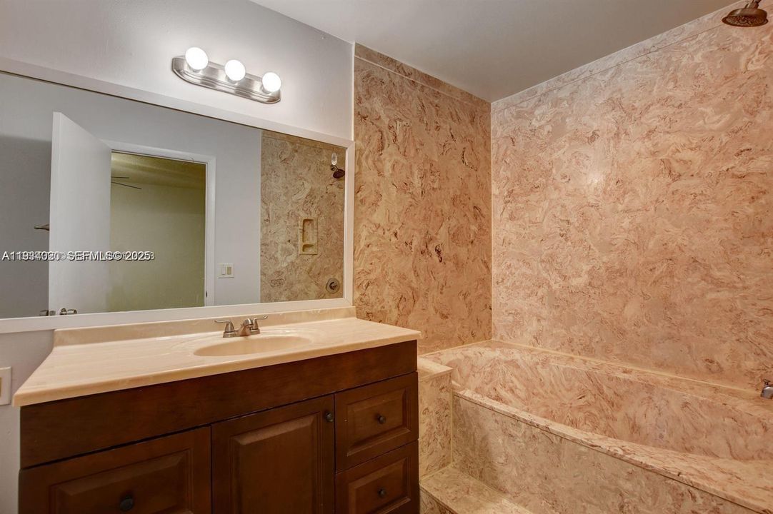 На продажу: $210,000 (2 спален, 2 ванн, 864 Квадратных фут)