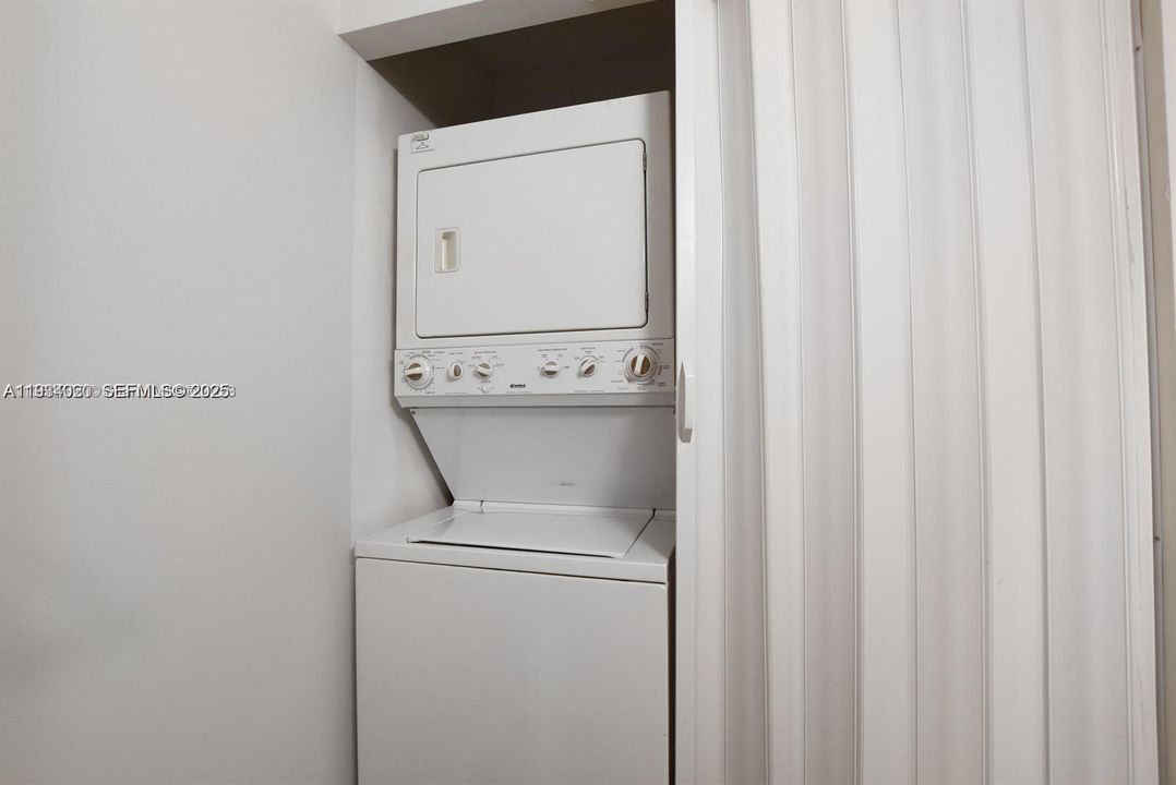 На продажу: $210,000 (2 спален, 2 ванн, 864 Квадратных фут)