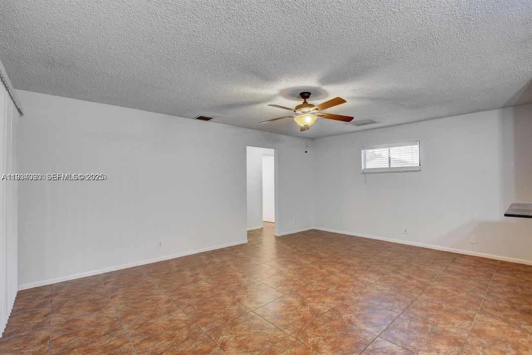 На продажу: $210,000 (2 спален, 2 ванн, 864 Квадратных фут)