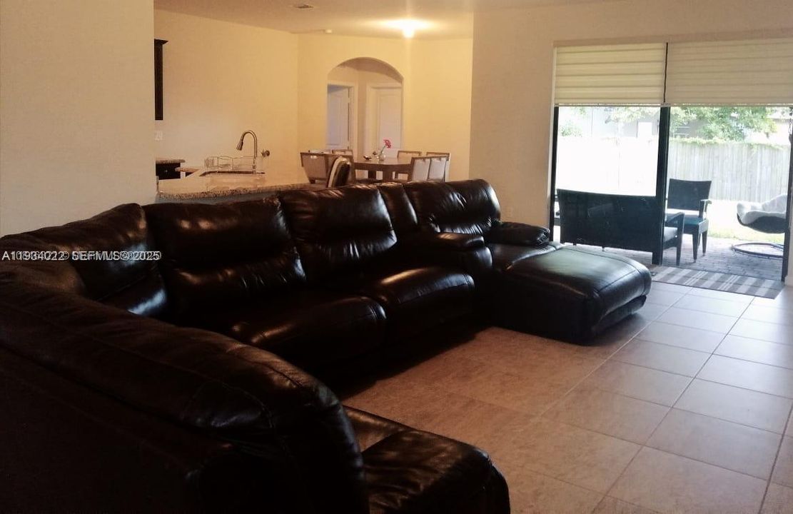 En Renta: $4,400 (4 camas, 3 baños, 2449 Pies cuadrados)