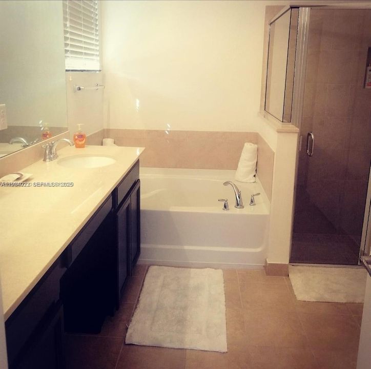 En Renta: $4,400 (4 camas, 3 baños, 2449 Pies cuadrados)