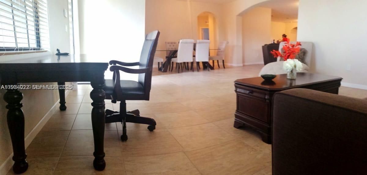 En Renta: $4,400 (4 camas, 3 baños, 2449 Pies cuadrados)