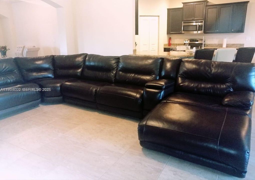 En Renta: $4,400 (4 camas, 3 baños, 2449 Pies cuadrados)