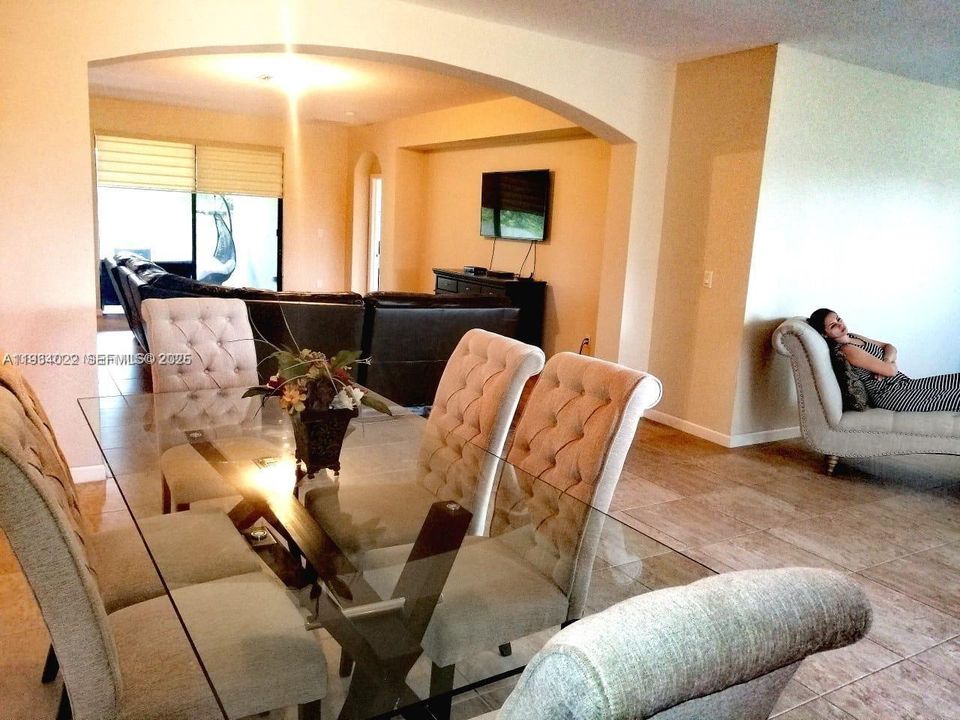 En Renta: $4,400 (4 camas, 3 baños, 2449 Pies cuadrados)