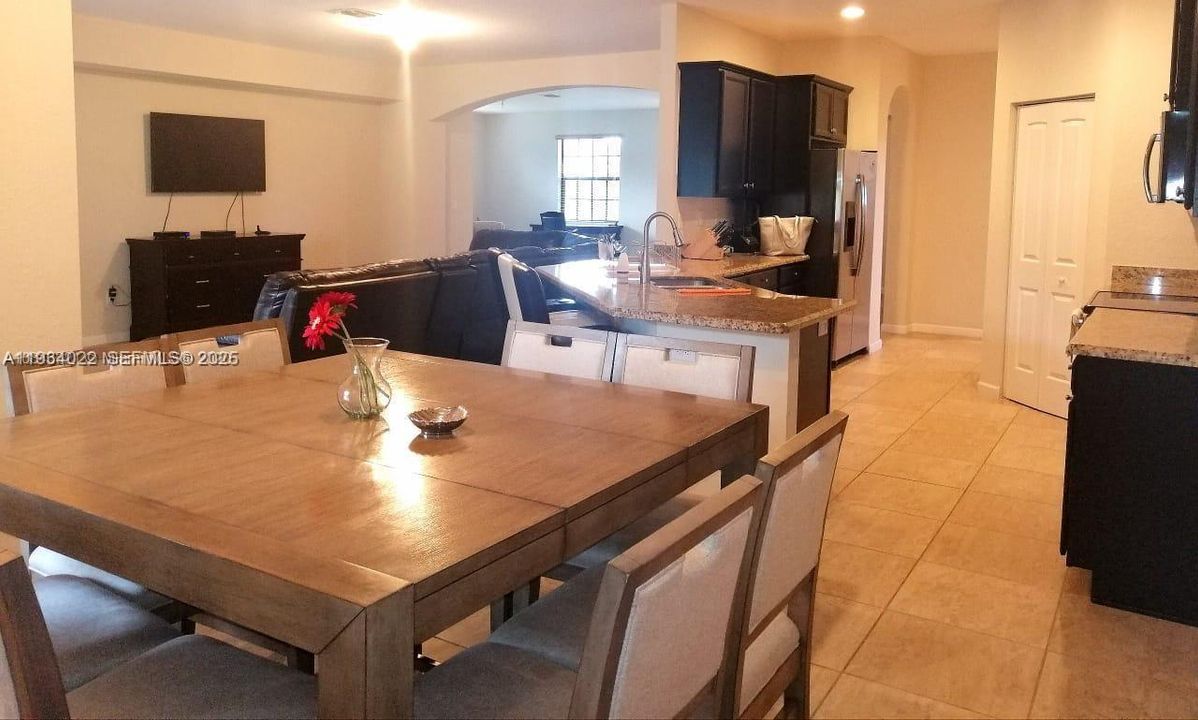 En Renta: $4,400 (4 camas, 3 baños, 2449 Pies cuadrados)