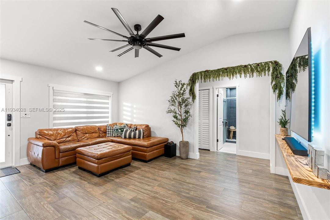 出租: $3,195 (2 贝兹, 2 浴室, 1104 平方英尺)