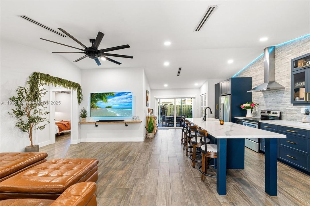 出租: $3,195 (2 贝兹, 2 浴室, 1104 平方英尺)