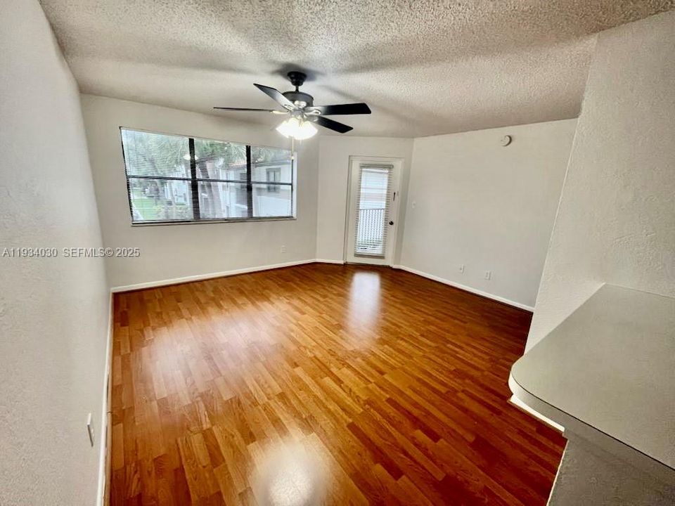 出租: $1,799 (1 贝兹, 1 浴室, 650 平方英尺)