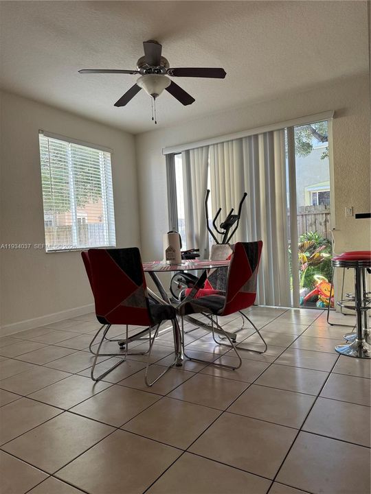 待售: $359,900 (4 贝兹, 3 浴室, 1374 平方英尺)