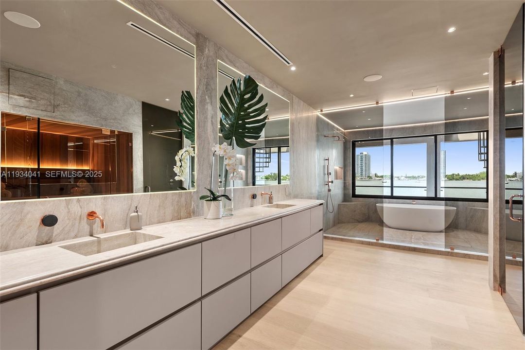 For Sale: $13,995,000 (6 beds, 7 baths, 6364 Square Feet)