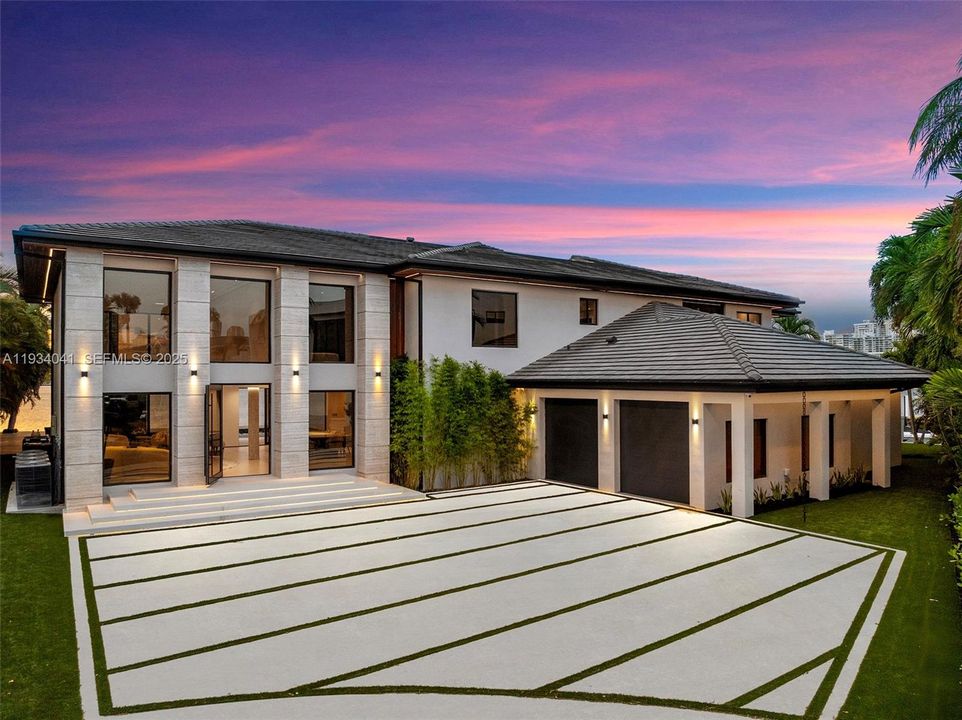 For Sale: $13,995,000 (6 beds, 7 baths, 6364 Square Feet)