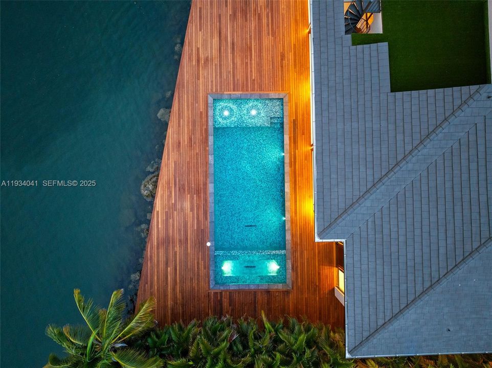 For Sale: $13,995,000 (6 beds, 7 baths, 6364 Square Feet)