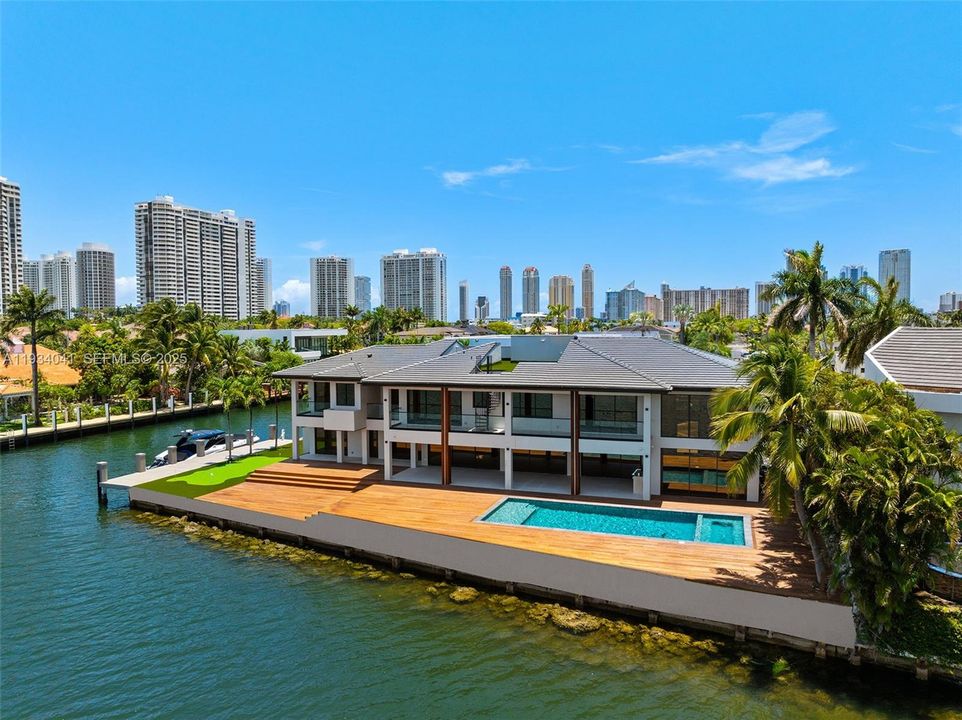 For Sale: $13,995,000 (6 beds, 7 baths, 6364 Square Feet)