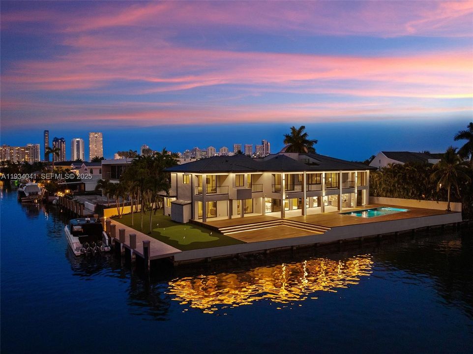 For Sale: $13,995,000 (6 beds, 7 baths, 6364 Square Feet)