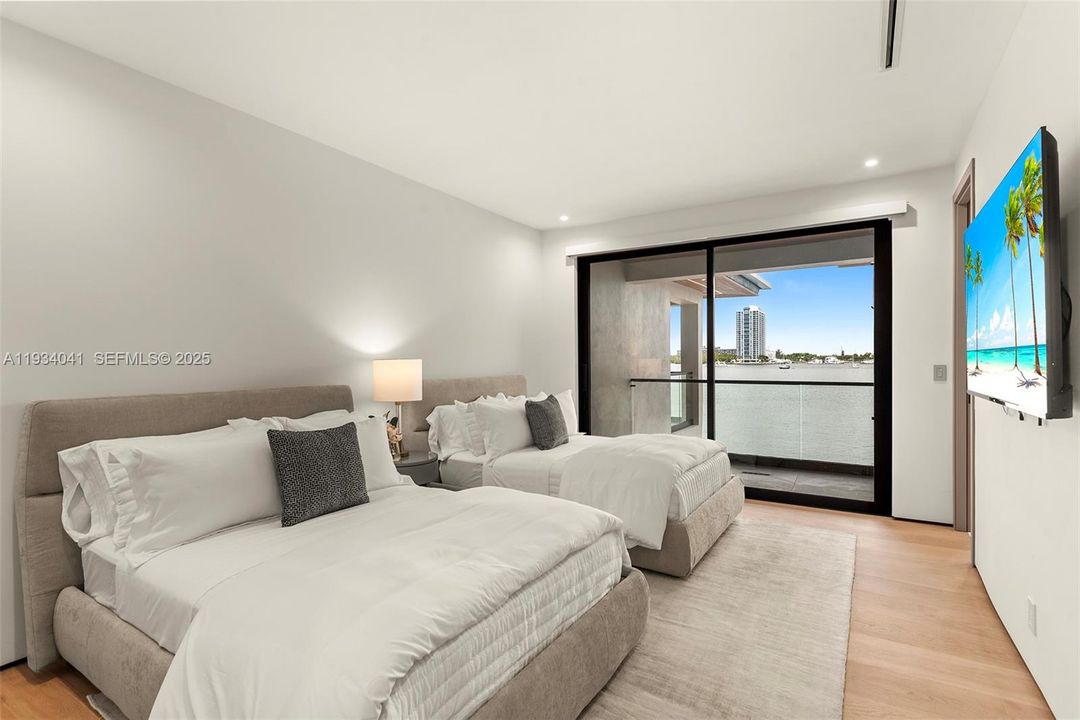 For Sale: $13,995,000 (6 beds, 7 baths, 6364 Square Feet)