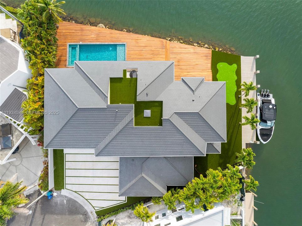 For Sale: $13,995,000 (6 beds, 7 baths, 6364 Square Feet)