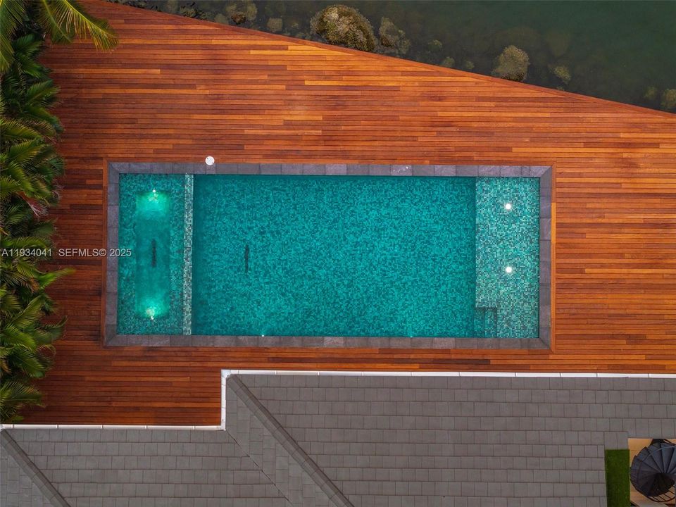 For Sale: $13,995,000 (6 beds, 7 baths, 6364 Square Feet)