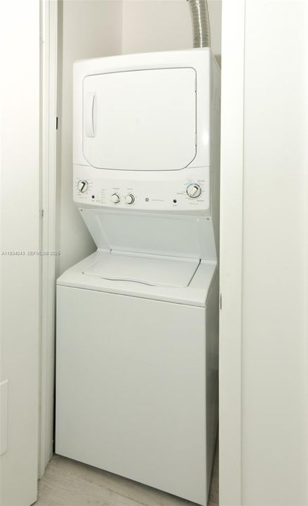 For Sale: $1,050,000 (2 beds, 3 baths, 1186 Square Feet)